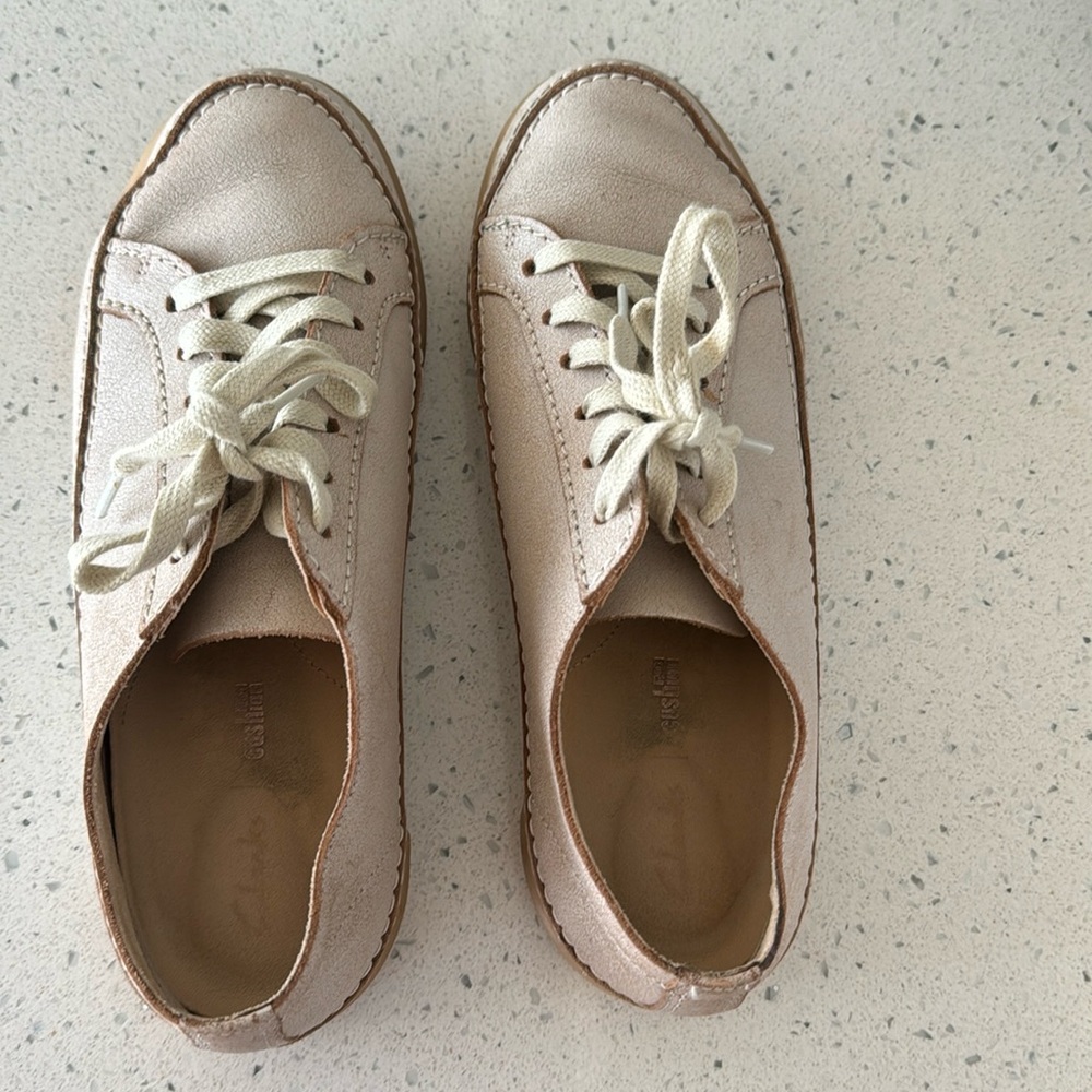 Light pink leather flat shoes us 7 European 37 1/2
Worn once